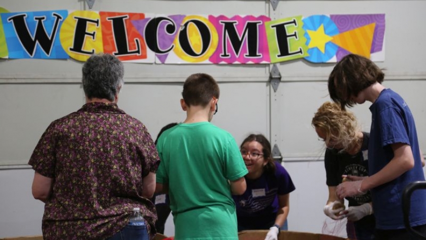 Young volunteers take steps to combat hunger in their community