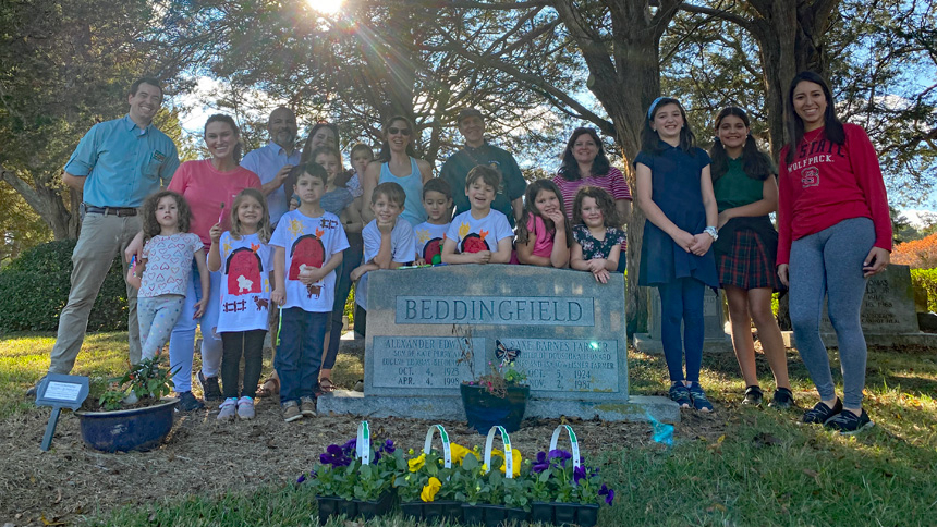 Catholic volunteers pray, clean cemetery for All Souls' Day