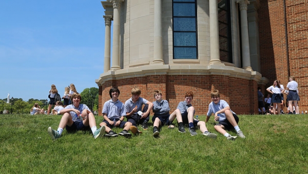 'Seniors' of diocesan parochial schools celebrate Mass together