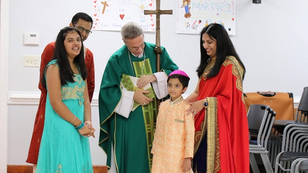 Bishop Zarama celebrates Mass with Triangle Tamil Community